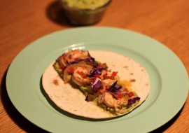 Tacos aux crevettes et sauce salsa